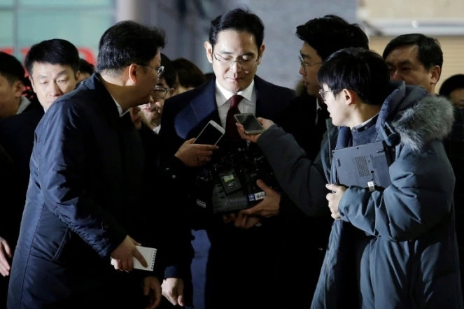 L'héritier du géant sud-coréen Samsung, Lee Jae-Yong (c), à son arrivée au bureau des enquêteurs pour être entendu dans un scandale de corruption, le 12 janvier 2017 à Séoul