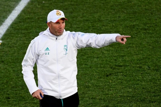 L'entraîneur français du Real Madrid, Zinedine Zidane, dirige un entraînement à Madrid, le 30 décembre 2017