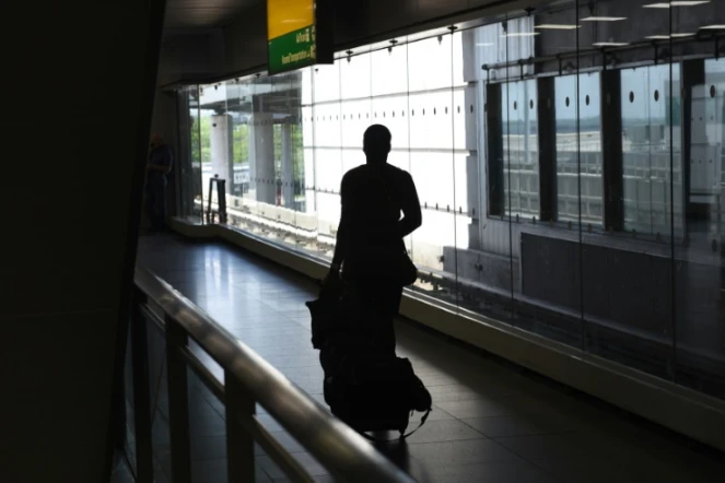 Un homme arrive à l'aéroport Kennedy de New York, le 29 juin 2017, jour de l'entrée en vigueur du décret migratoire du président américain Donald Trump