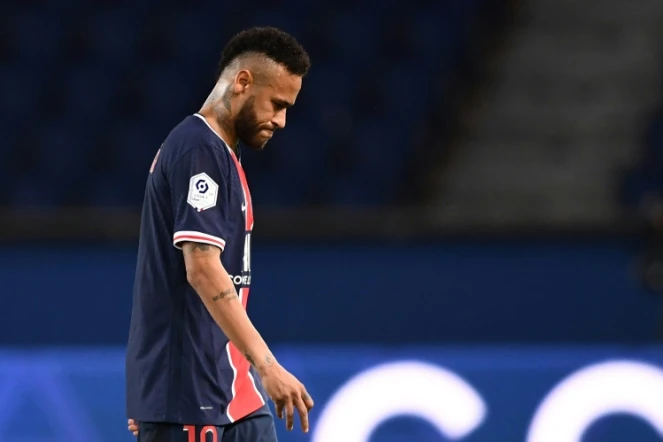 Neymar quitte la pelouse après avoir reçu un carton rouge lors du PSG-Marseille du 13 septembre 2020 au Parc de Princes