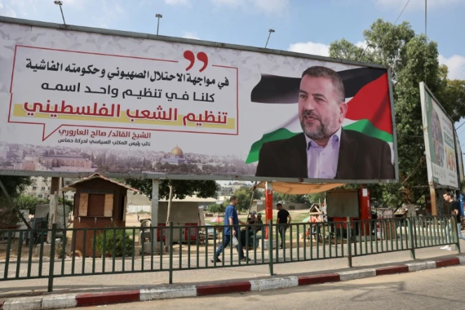Un panneau avec une photo du N.2 du Hamas Saleh al-Arouri, le 28 août 2023 dans la ville de Gaza