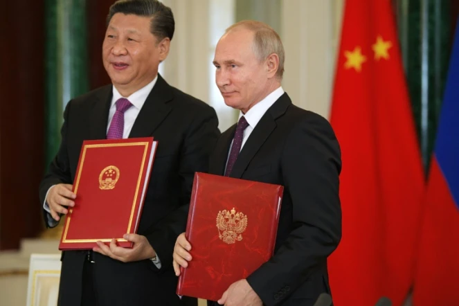 Le président russe Vladimir Poutine (d) et son homologue chinois Xi Jinping, le 5 juin 2019 à Saint-Pétersbourg