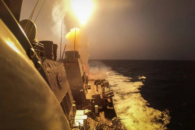 Le destroyer américain USS Carney abat des missiles et des drones tirés par les Houthis en mer Rouge, le 19 octobre 2023