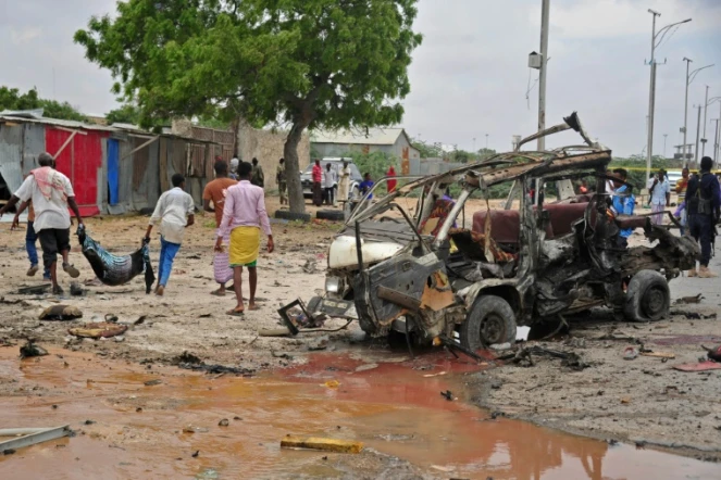 Des somaliens transportent le cadavre d'une victime après un attentat à Mogadiscio le 9 avril 2017