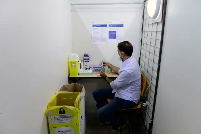 Un volontaire prépare des doses du vaccin Pfizer/BioNTech contre le Covid-19 au Parc des expositions à Marseille, le 19 avril 2021 