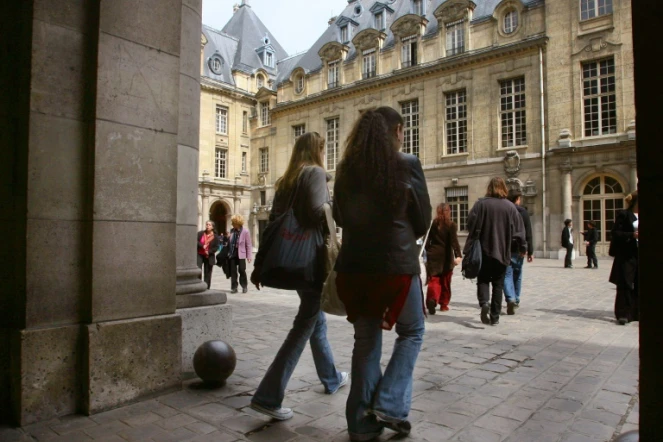Des étudiants dans la cour de la Sorbonne à Paris 