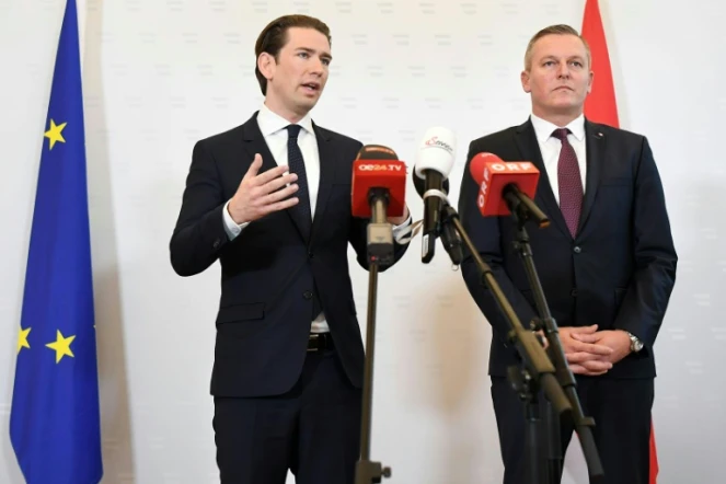 Le chancelier autrichien Sebastian Kurz et le ministre de la Défense Mario Kunasek dévoilent devant la presse le cas de cet ancien officier de l'armée soupçonné d'avoir espionné pour le compte de la Russie. Vienne le 9 novembre 2018.
