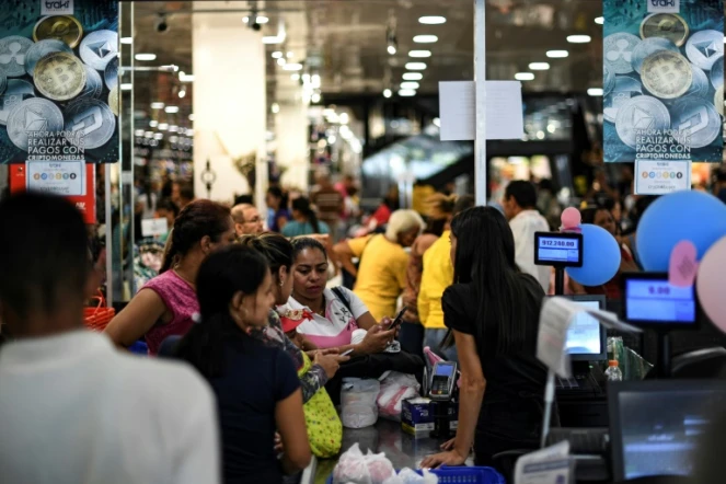 Des Vénézuéliens font la queue dans un magasin acceptant le paiement en "Petro", le 28 décembre 2019 à Caracas