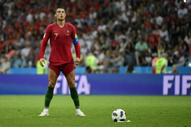 La star du Portugal Cristiano Ronaldo avant d'inscrire un coup franc contre l'Espagne lors du Mondial, le 15 juin 2018 à Sotchi