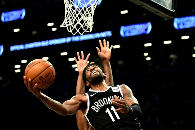 Kyrie Irving (N.11) des Brooklyn Nets monte au panier face aux Minnesota Timberwolves en NBA, le 23 octobre 2019 à New York