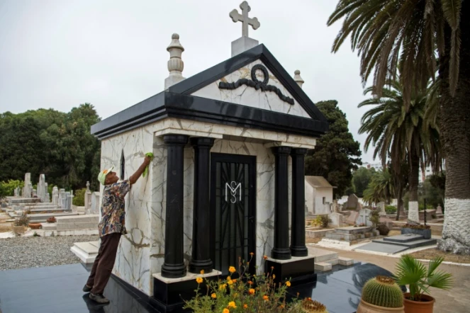 La dépouille de Mobutu Sese Seko, le tout puissant maréchal-président qui régna 32 ans sans partage sur l'ex-Congo belge -aujourd'hui République démocratique du Congo (RDC)-, est enterrée au cimetière européen de Rabat, dans une relative sobriété vu le personnage.