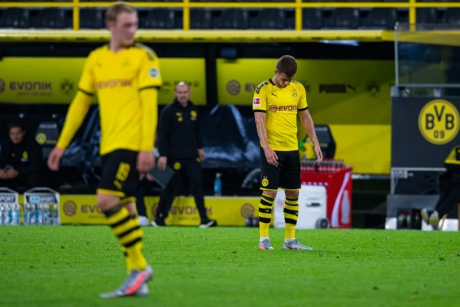 L'attaquant belge de Dortmund, Thorgan Hazard (c), dépité après la défaite de son équipe contre Mayence, à domicile, le 17 juin 2020 