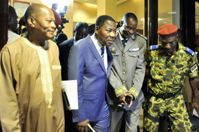 Mohamed Ibn Chambas (g), représentant de l'ONU pour l'Afrique de l'Ouest, le président du Bénin Thomas Boni Yayi (2e g) et le général putschiste Gilbert Diendere (2e d) à la sortie d'une réunion le 19 septembre 2015 à Ouagadougou