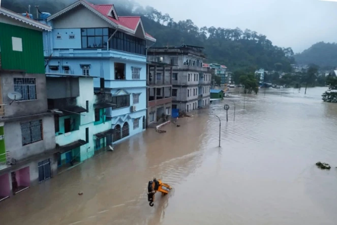 Photo diffusée par l'armée indienne, le 4 octobre 2023, des inondations dans l'Etat de Sikkim après une crue subite provoquée le débordement d'un lac glaciaire dans l'Himalaya