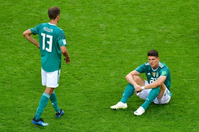 Les attaquants allemands Thomas Müller et Mario Gomez dépités après l'élimination de leur équipe dès le 1er tour du Mondial, le 27 juin 2018 à Kazan