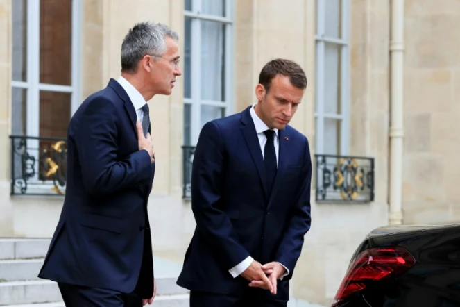 Le secrétaire général de l'Otan Jens Stoltenberg (g) et le président français Emmanuel Macron à l'Elysée, le 15 mai 2018 à Paris