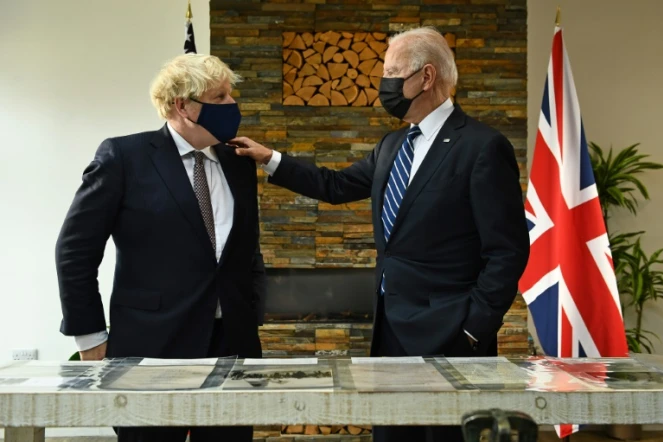 Le Premier ministre britannique Boris Johnson (g) et le président américain Joe Biden lors d'une rencontre avant le sommet du G7, le 10 juin 2021 à Carbis Bay, dans les Cornouailles