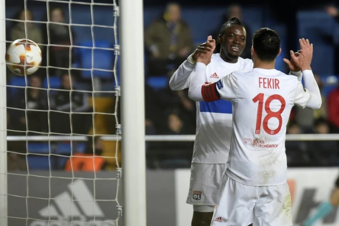 L'attaquant lyonnais Bertrand Traoré, buteur contre Villarreal, est félicité par Nabil Fekir, son passeur, à La Ceramica, le 22 février 2018