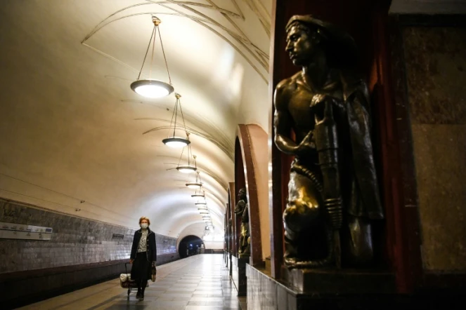 Une passagère masquée sur un quai du métro de Moscou le 12 mai 2020
