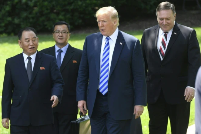 Le président américain Donald Trump (c), accompagné du secrétaire d'Etat Mike Pompeo (d) reçoit Kim Yong Chol, bras droit du leader nord-coréen Kim Jong Un, le 1er juin 2018 à la Maison Blanche, à Washington