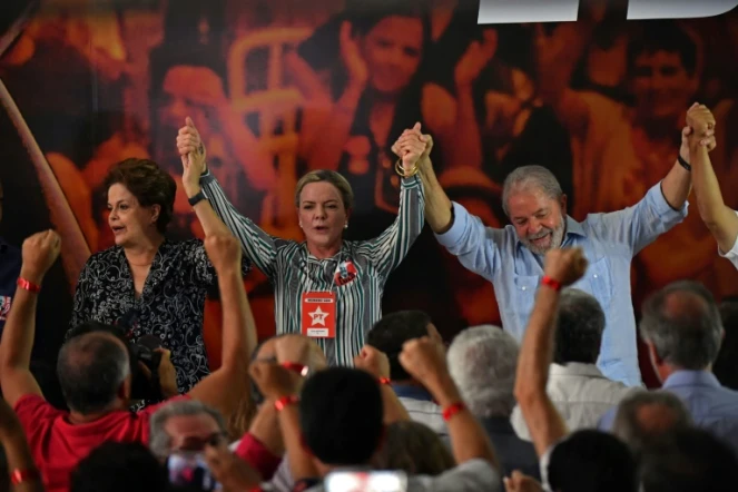 Les ex-présidents brésiliens Luis Inacio Lula da Silva (à droite) et Dilma Rousseff (à gauche) et la senatrice Gleisi Hoffman (au centre) pendant un meeting du Parti des travailleurs pour lancer la candidature de Lula, le 25 janvier 2018 à Sao Paulo