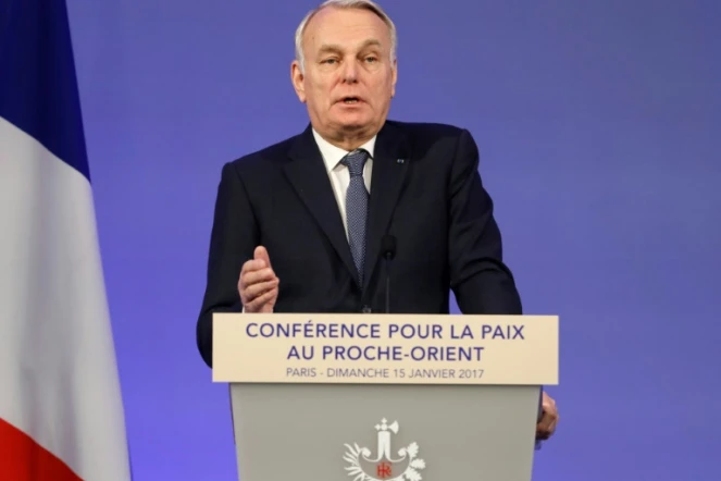 Le ministre français des Affaires étrangères  Jean-Marc Ayrault à l'ouverture de la réunion sur le conflit israélo-palestinien le 15 janvier 2017 à Paris