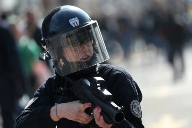 Un policier porte un LBD 40 lors d'une manifestation des "gilets jaunes" à Paris le 6 avril 2019