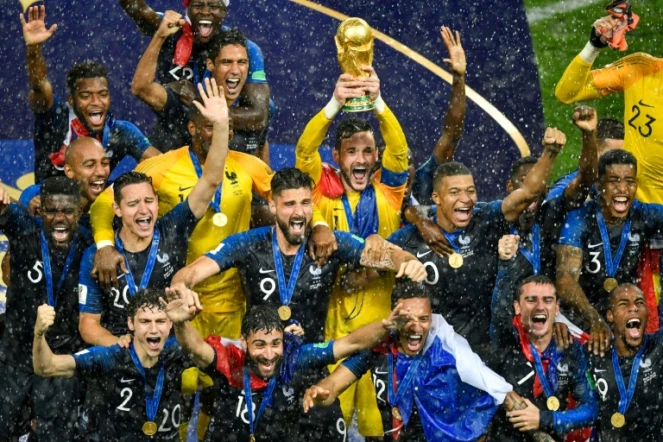 Le trophée de champion du monde pour le capitaine Hugo Lloris et les Bleus, vainqueurs de la Croatie à Moscou, le 15 juillet 2018 