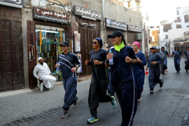 Des Saoudiennes courent vêtues d'une abaya sportive à Jeddah le 8 mars 2018