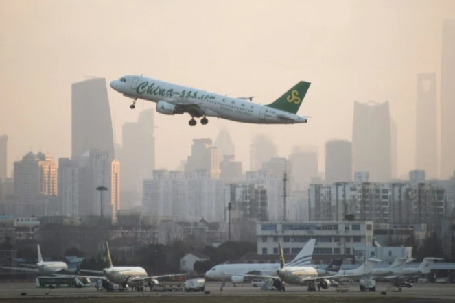 Un avion de la compagnie Spring Airlines décolle de l'aéroport de Hongqiaou à Shanghai le 8 février 2015