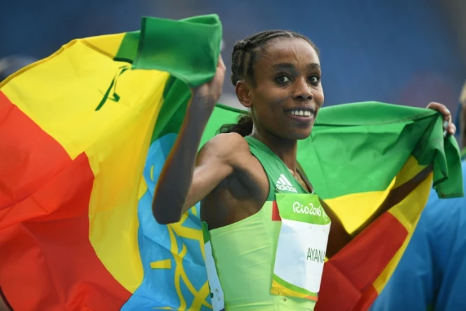 L'Ethiopienne Almaz Ayana médaillée d'or sur le 10.000 m fait le tour du stade olympique à Rio après son succès le 12 août 2016  
