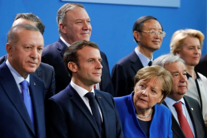 Le chef de la diplomatie américaine Mike Pompeo, au centre du second rang derrière le président turc Recep Tayyip Erdogan, le président français Emmanuel Macron et la chancelière allemande Angela Merkel lors d'un sommet sur la Libye à Berlin le 19 janvier 2020