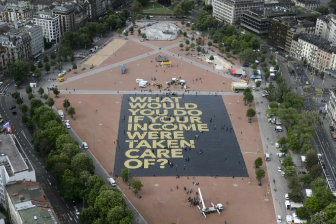 Une vue de la place Plainpalais à Genève avec la plus grande affiche du monde, le 14 mai 2016