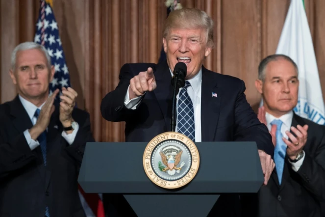 Donald Trump, entouré du vice-président Mike Pence et du patron de l'EPA Scott Pruitt, au siège de l'Agence de protection de l'environnement (EPA) le 28 mars 2017 à Washington