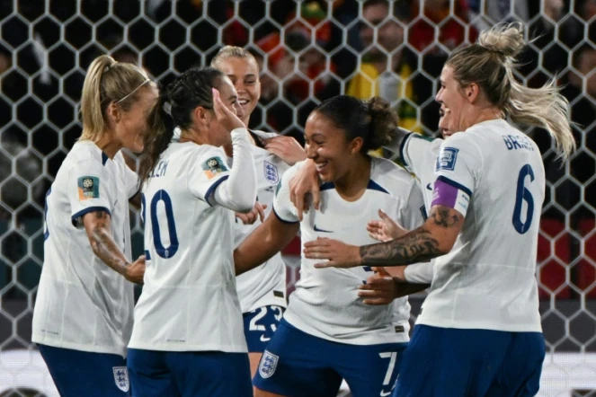 L'attaquant anglaise Lauren James (c) félicitée par ses coéquipières après l'un de ses deux buts contre la Chine, au Mondial, le 1er août 2023 à Adelaïde