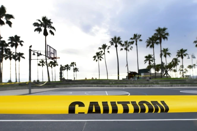 Un terrain de basket fermé à Venice Beach, Los Angeles, le 10 avril 2020 en Californie