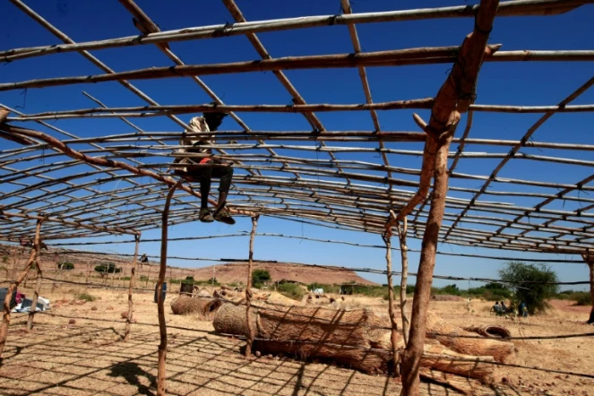 Une hutte en cours d'installation dans le camp d'Oum Raquba, au Soudan, pour les réfugiés éthiopiens, le 15 novembre 2020 