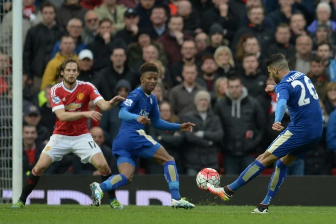 Le milieu offensif de Leicester Riyad Mahrez tente une frappe face à Manchester United, le 1er mai 2016 à Old Trafford