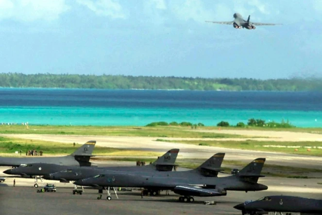 Décollage d'un bombardier américain de la base de Diego Garcia pour une mission en Aghanistan en 2001