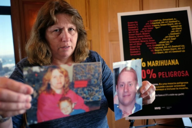 Deirdre Canaday montre une photo de son fils Aaron Canady, qui est mort après avoir pris du K2, lors d'un sommet consacré à cette drogue à New York le 16 novembre 2015