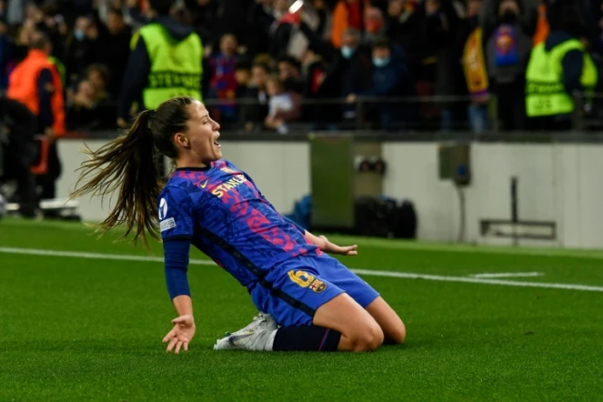 L'attaquante de Barcelone Claudia Pina après son but contre le Real Madrid  en quart de finale de la Ligue des champions féminine de l'UEFA au stade du Camp Nou à Barcelone en Espagne le 30 mars 2022
