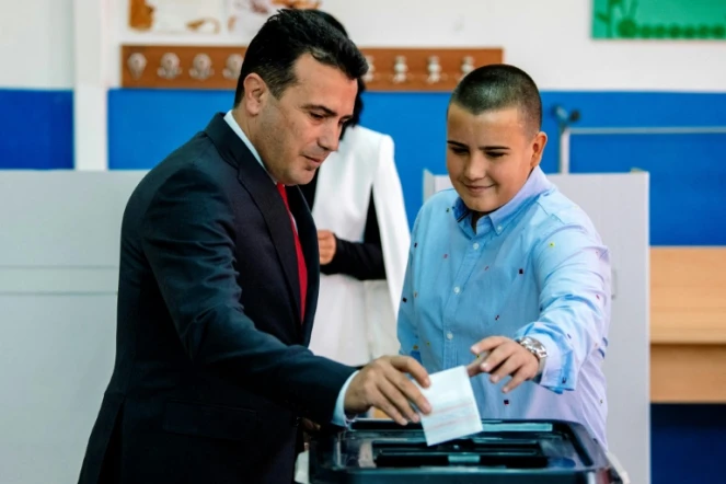 Le Premier ministre macédonien Zoran Zaev dépose son bulletin pour le référendum du 30 septembre 2018 sur le nouveau nom de son pays.