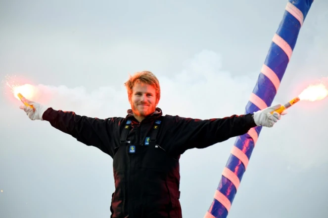 Le Français François Gabart à bord de son  trimaran Macif. Il vient de pulvériser le record du tour du monde en solitaire et arrive à Brest, le 17 décembre 2017 