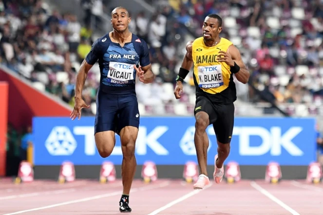 Le sprinteur français Jimmy Vicaut au coude à coude avec le Jamaïcain Yohan Blake lors d'une série du 100 m à Doha, le 27 septembre 2019