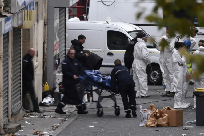 Un corps sorti par les policiers après l'assaut de l'immeuble où se trouvaient des jihadistes le 18 novembre 2015 à Saint-Denis
