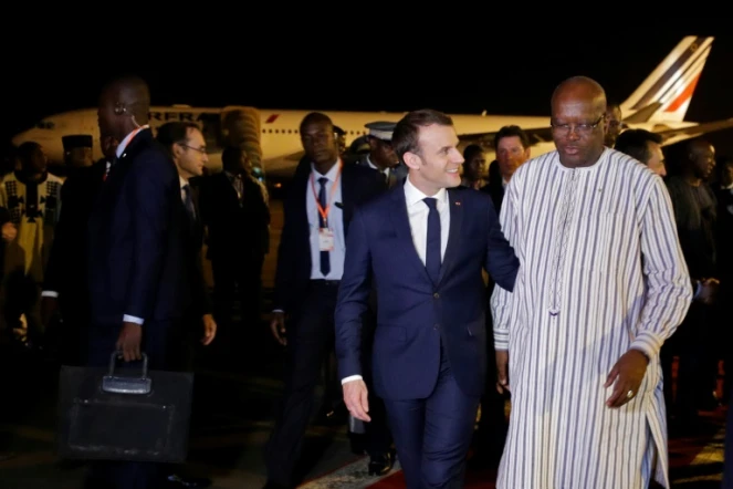 Emmanuel Macron accueilli par le président du Burkina Faso Roch Marc Christian Kabore à l'aéroport de Ouagadougou le 27 novembre 2017