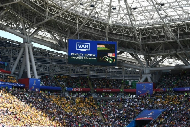 Un écran transmet le ralenti pour vérifier s'il y a penalty entre la France et la Russie, à Kazan, le 16 juin 2018