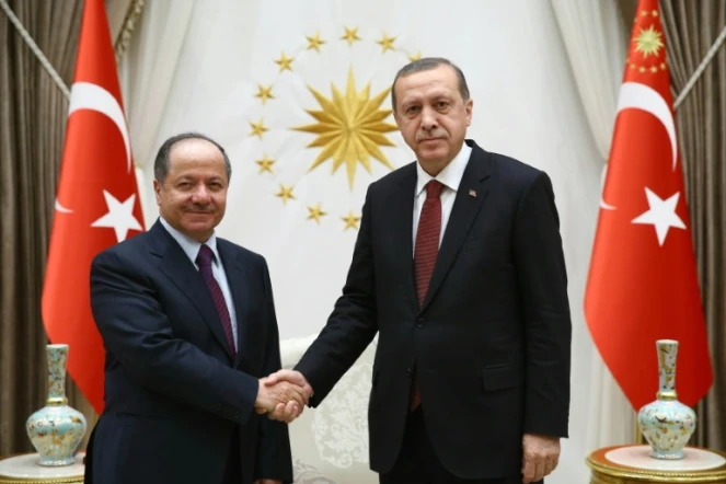 Poignée de mains entre le président du Kurdistan irakien Massoud Barzani (g) et le président turc Recep Tayyip Erdogan, le 9 décembre 2015 à Ankara