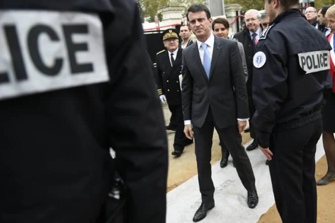 Le Premier ministre Manuel Valls aux Mureaux près de Paris, le 26 octobre 2015 