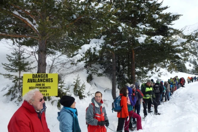 Des professionnels de la montagne en "cordée solidaire" pour revendiquer leur devoir d?assistance à personne en danger à Névache, dans les Alpes françaises, le 17 décembre 2017